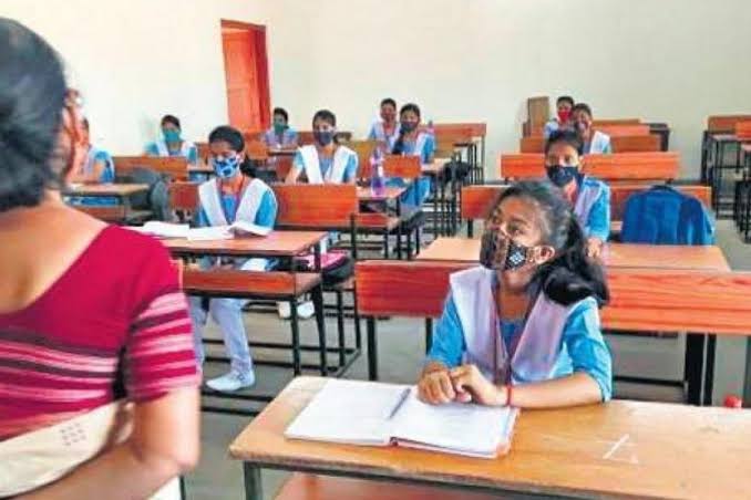 शिक्षा अफसरो के वेतन पर लगी रोक हटी
