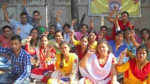 दून में मंत्री आवास के बाहर अतिथि शिक्षकों का प्रदर्शन